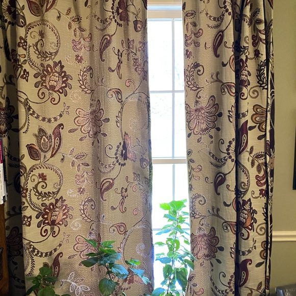 Paisley-patterned curtains. - Picture 2 of 3